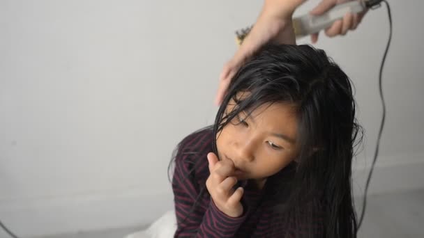 Mother Drying Her Little Girl Hair Shoot Digital Cinema Camera — Stock Video