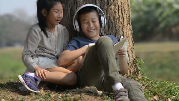 Niños Felices Hablando Sentados Jugando Aire Libre Juntos — Vídeos de Stock