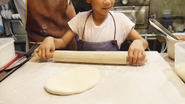 Proces Gotowania Pizza Dokonywanie Pizza Silikonu Pędzelek Ciast Azjatyckie Dziewczyna — Wideo stockowe