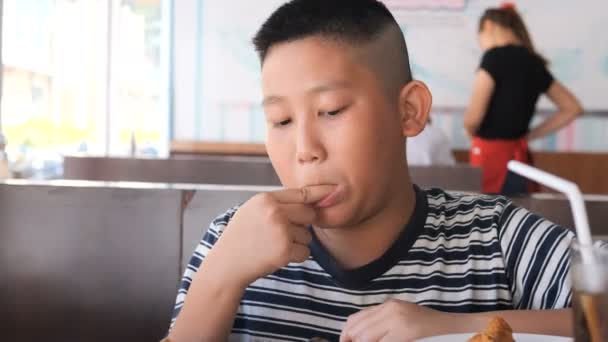 Preteen Asiatisk Pojke Äter Kyckling Biff Restaurang Glad Pojke Njuta — Stockvideo