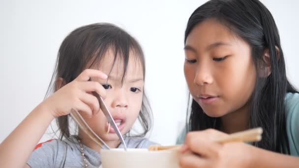 Asiatiska Barn Och Delikatesser Kinesiska Nudlar Tillsammans Hemma — Stockvideo