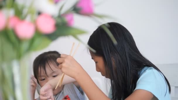 Ασιατική Παιδιά Λιχουδιές Των Κινεζικών Noodles Μαζί Στο Σπίτι — Αρχείο Βίντεο