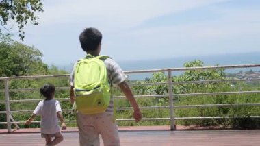 Prachubkirikhan, Tayland - ebilmek 09 2018:Children Hua Hin görünümü noktada kıyı şeridi güneşli bir günde arıyorsunuz.