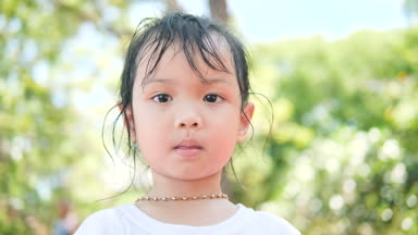 Asyalı kız açık ayakta hapşırma.