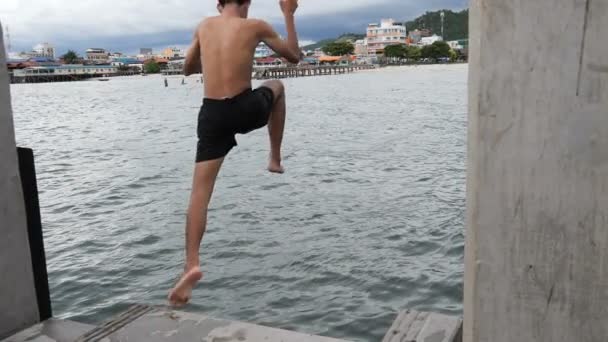 Спина Человека Прыгающего Море Пляже Хуа Хин — стоковое видео