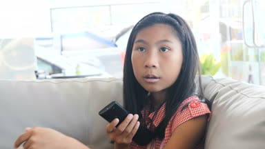 Tarassut TV, uzaktan kumanda rahatlatıcı Divan, yaşam koçu ile kız çocuk 