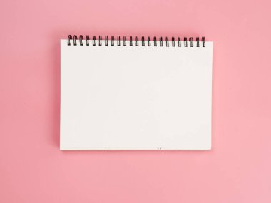 pembe bir arka plan üzerinde boş defter.