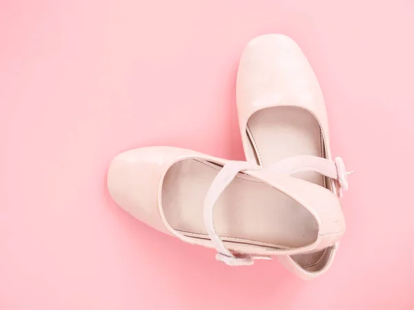 双芭蕾舞鞋在粉红色背景与复制空间 — 图库照片