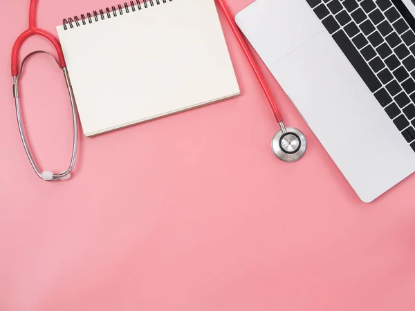 Stethoskop Mit Laptop Tastatur Und Notizbuch Auf Rosa Hintergrund Kopierraum — Stockfoto