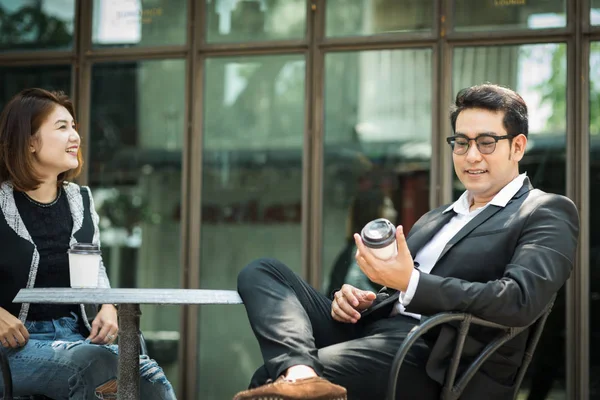 Asiático Hombre Negocios Tomando Descanso Con Café Hablando Con Pareja — Foto de Stock