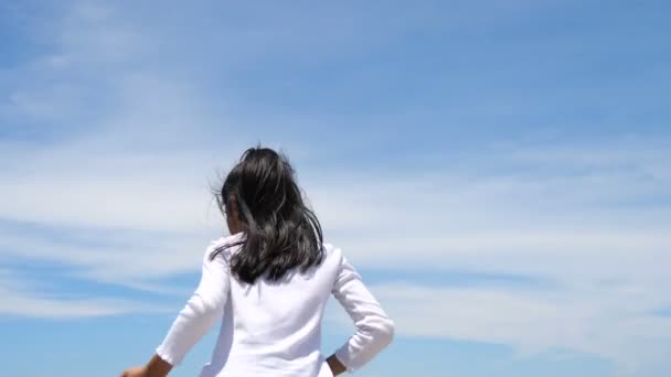 Chica Feliz Bailando Saltando Contra Cielo Azul Día Soleado — Vídeos de Stock