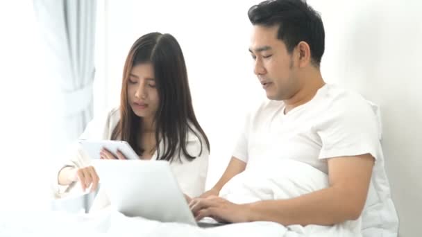 Asiático Casal Usando Laptop Cama Conversando Juntos — Vídeo de Stock