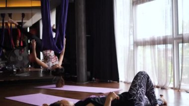 Prachubkirikhan, Tayland - 13 Temmuz 2018: Hua Hin, Tayland, Thailand spor salonunda Asyalı kadınlar yoga öğrenme fly.