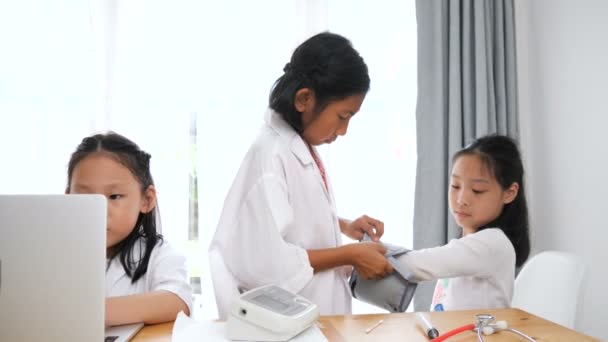 Азиатские Дети Вместе Играют Доктора Пациента Дома — стоковое видео
