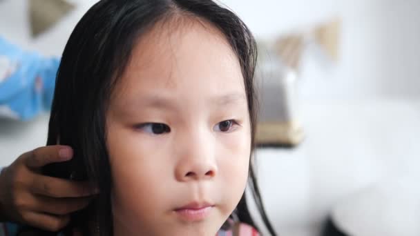 Mädchen Trocknet Ihre Kleine Schwester Haare Zeitlupe — Stockvideo