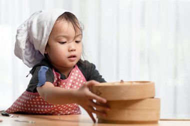 Şef birlikte evde oynarken mutlu Asyalı çocuk çocuk yaşam tarzı kavramı.