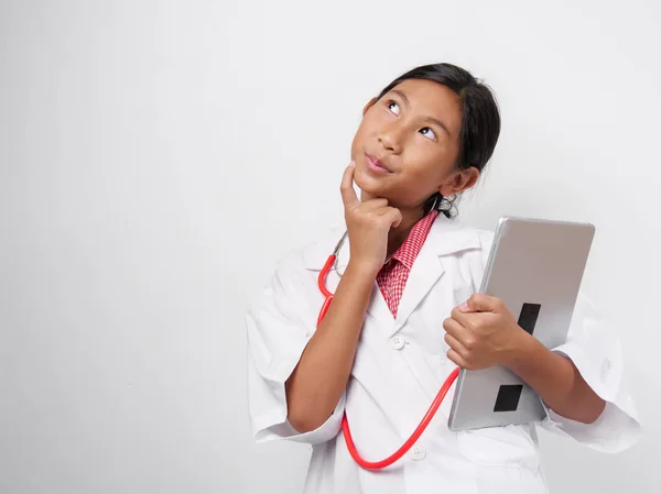 Feliz Chica Asiática Uniforme Médico Celebración Tableta Mirando Hacia Arriba —  Fotos de Stock
