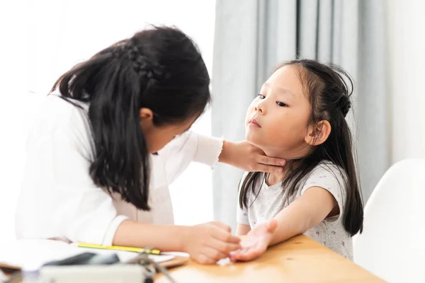 Азиатские Дети Играют Доктора Дома Девочка Врач Проверяет Своего Пациента — стоковое фото