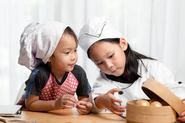 Счастливые Азиатские Дети Играют Вместе Шеф Повара Дома Концепция Детского — стоковое фото