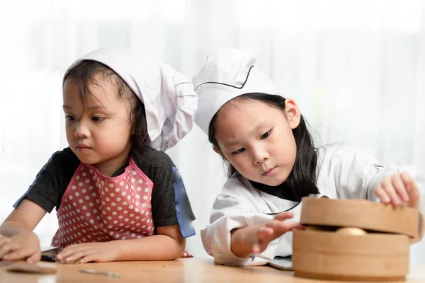 Happy Asijské Děti Hrací Šéfkuchař Společně Domů Koncept Životního Stylu — Stock fotografie