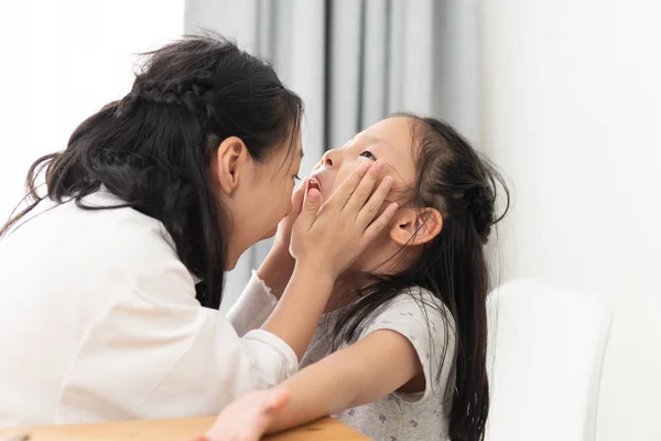Asiatiska Barn Spelar Läkare Hemma Flicka Öppna Munnen För Att — Stockfoto