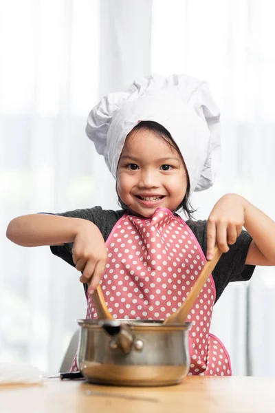 Gelukkig Aziatisch Meisje Chef Kok Thuis Spelen — Stockfoto