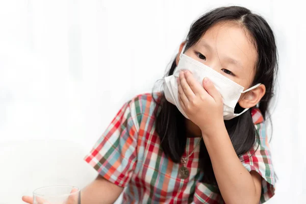 Sjuka Asiatisk Tjej Klädd Vit Mask Och Spela Tablett Hemma — Stockfoto