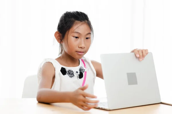 Glad Asiatisk Tjej Använder Laptop Hemma Teknik Koncept — Stockfoto