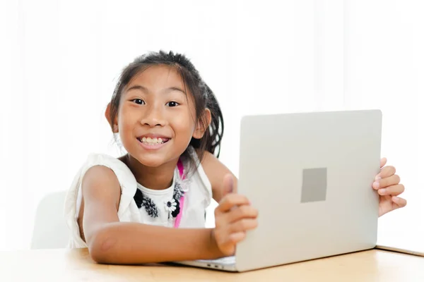 Menina Asiática Feliz Usando Laptop Casa Conceito Tecnologia — Fotografia de Stock