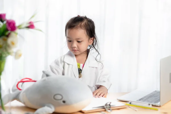 Aziatisch Meisje Speelt Doctor Met Dierlijke Pop Kind Levensstijl Concept — Stockfoto