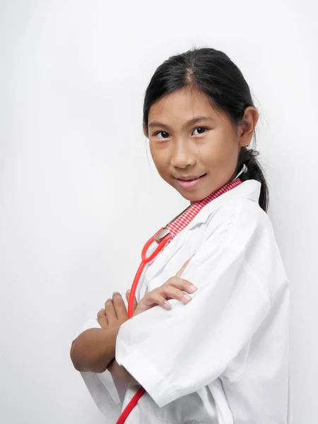 Heureuse Fille Asiatique Uniforme Médecin Avec Bras Croisé Regardant Caméra — Photo