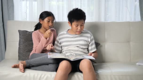 Aziatische Kinderen Lezen Hun Boek Thuis Slow Motion — Stockvideo