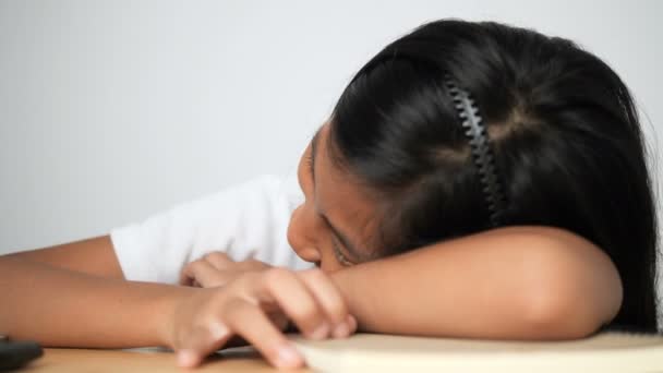 Asijská Dívka Spí Při Čtení Knihy Potom Vstávej Zpomalené — Stock video