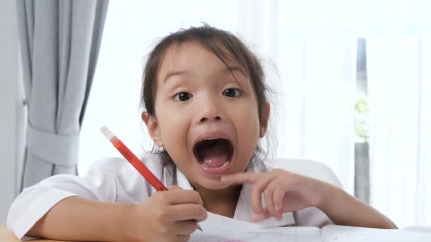 Asiatische Mädchen Denken Und Eine Gute Idee Haben Kinderkonzept — Stockvideo