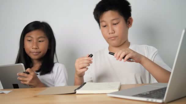 亚洲儿童在家里玩笔记本电脑和平板电脑游戏 — 图库视频影像