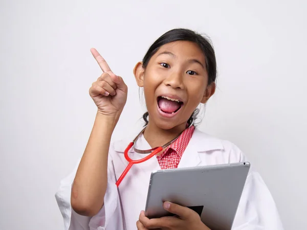 Menina Asiática Feliz Médico Uniforme Segurando Tablet Olhando Para Cima — Fotografia de Stock