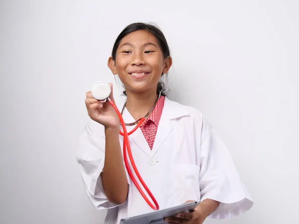 Asiatische Arzt Mädchen Hält Stethoskop Auf Grauem Hintergrund — Stockfoto