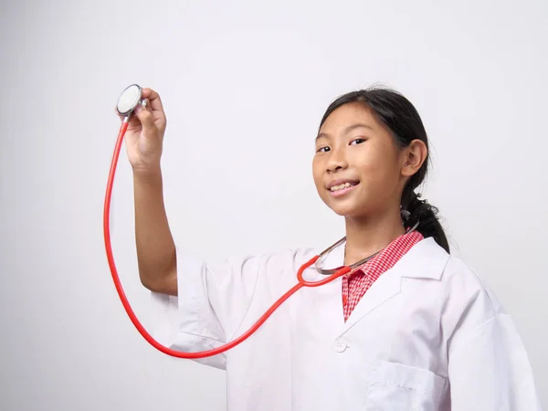Ασιατικές Γιατρός Κορίτσι Εκμετάλλευση Στηθοσκόπιο Γκρίζο Φόντο — Φωτογραφία Αρχείου