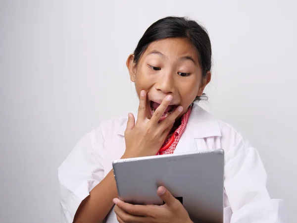 Surprising Asian Doctor Girl Holding Tablet Gray Background — Stock Photo, Image