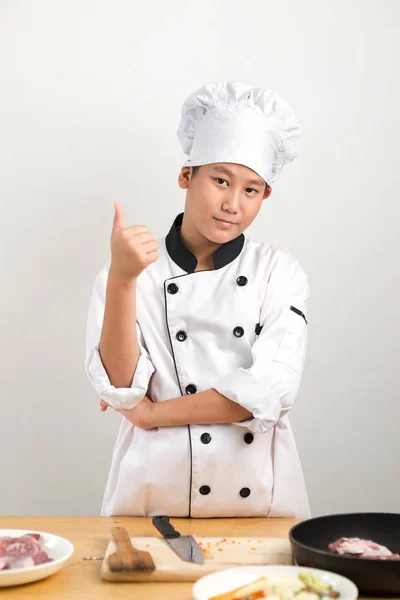 Preteen Aziatisch Chef Kok Uniforme Duim Omhoog Met Zijn Eten — Stockfoto