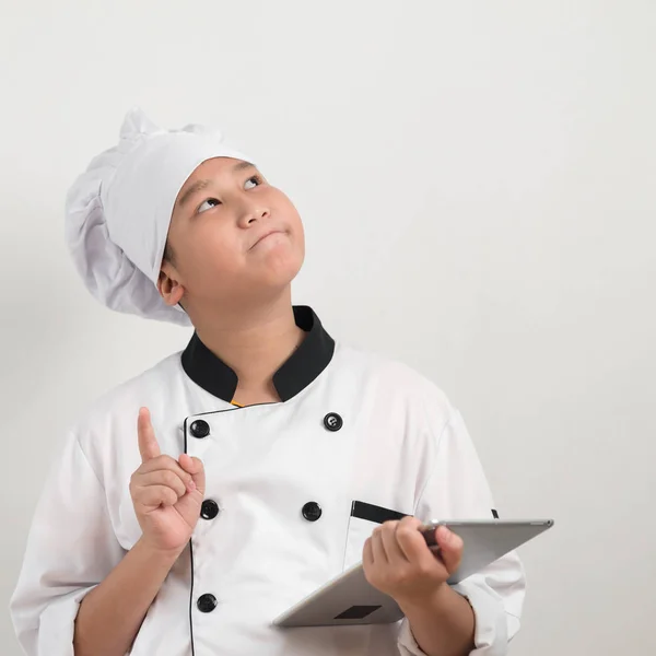 Asijské Nedospělý Chlapec Uniformě Kuchař Držení Tabletu Hledá Něco — Stock fotografie