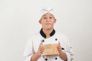 Genç Asyalı şef elinde hamur tatlısı tutuyor..