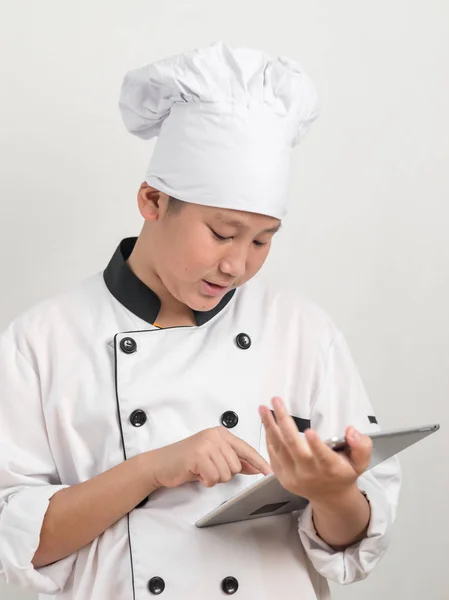 Preteen Aziatisch Uniform Van Chef Kok Met Behulp Van Tablet — Stockfoto