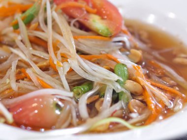 Beyaz çanak üzerinde papaya salatası.