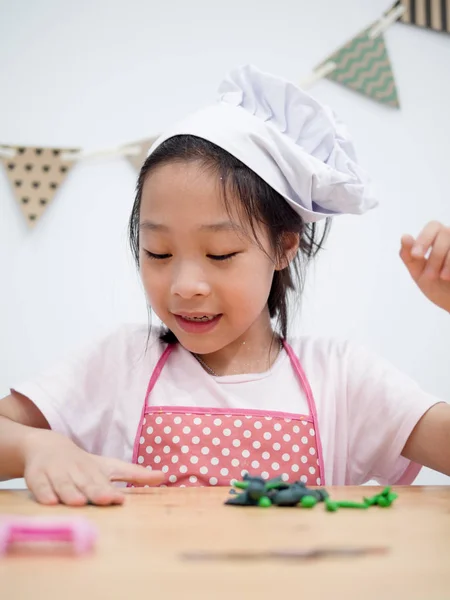 Šťastné Asijské Dívka Hraje Kuchař Těsta Stůl Kid Životní Styl — Stock fotografie