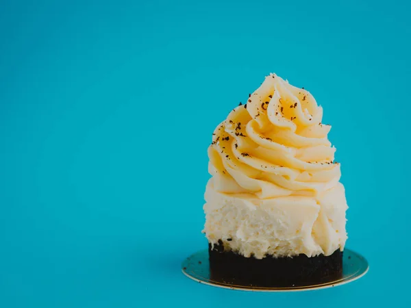 Bolo Com Chocolate Branco Fundo Azul — Fotografia de Stock