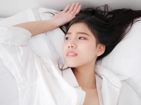 Glad Asiatisk Kvinna Liggande Sängen Stängde Upp — Stockfoto