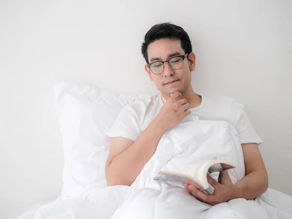 Feliz Hombre Asiático Leyendo Libro Sobre Cama Estilo Vida Del —  Fotos de Stock