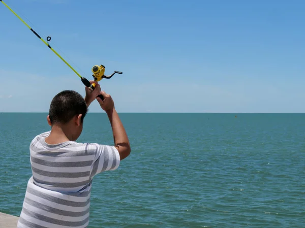 Назад Дев Ятнадцятирічного Хлопчика Рибалка Пірсі Сонячний День — стокове фото
