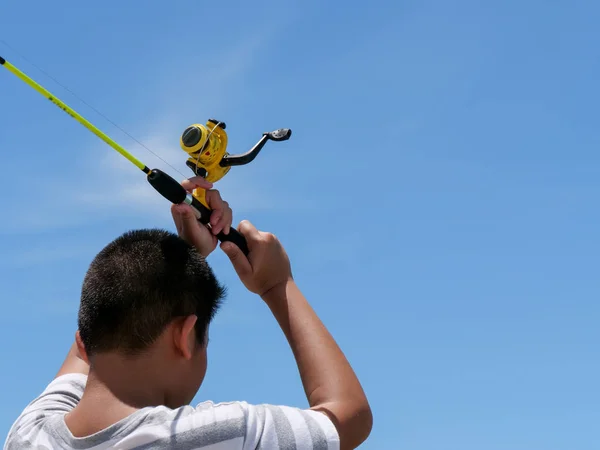 Baksidan Preteen Pojke Fiske Piren Soliga Dag — Stockfoto